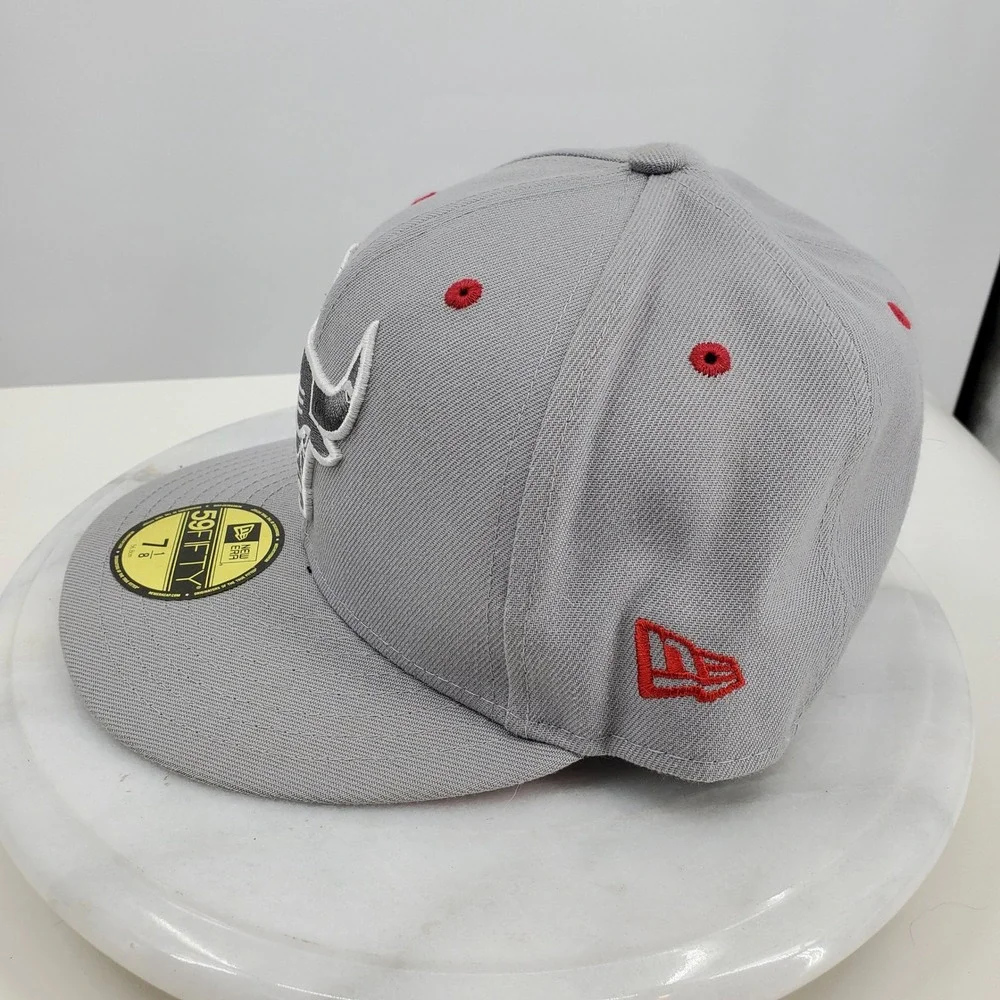 New Era 59FIFTY Chicago Bulls NBA Fitted Hat Grey Red Size 7 1/8 Flat Brim Cap